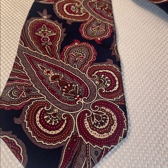 John Henry Ultra Mens 100% Silk Crepe Paisley Tie Made In USA Burgundy & Navy - Picture 4 of 7